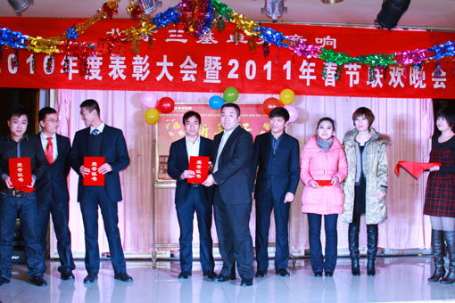 三基卓邦总经理为优秀员工颁奖