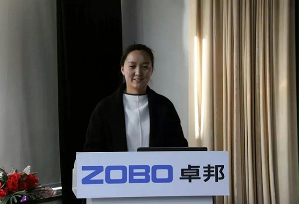 行政人事部经理王凤主持总结大会